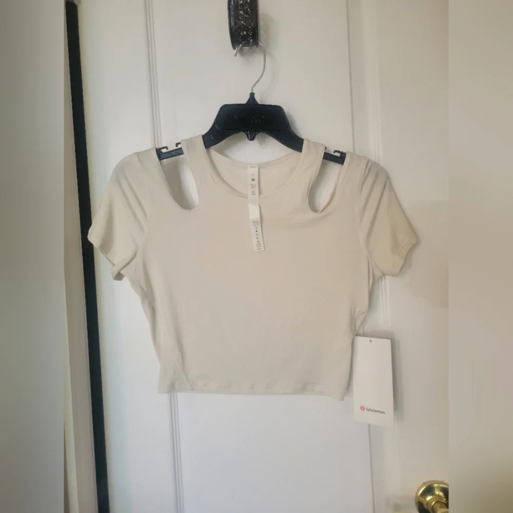 NWT Lululemon Shoulder Cut-Out Yoga Cropped Short Sleeve T-Shirt in Bone Size 6